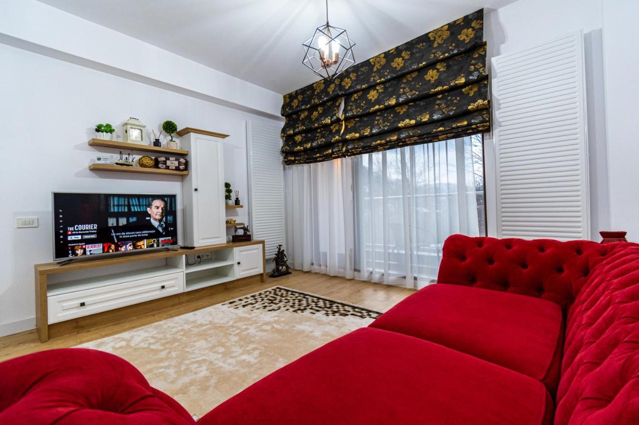 Lighthouse Central: Fortress Views & Free Parking Apartment