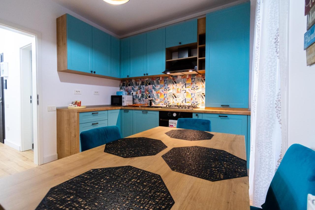 Lighthouse Central: Fortress Views & Free Parking Apartment